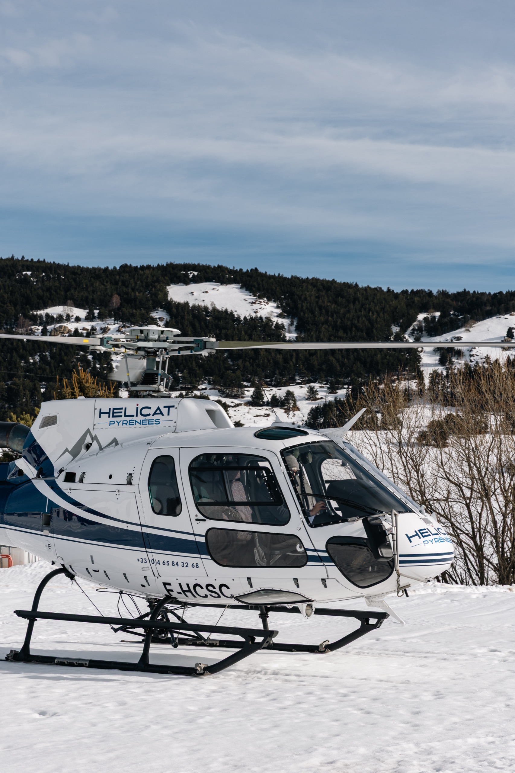 AS350 Helicat Pyrénées posé sur la neige à l'altiport de La Llagonne