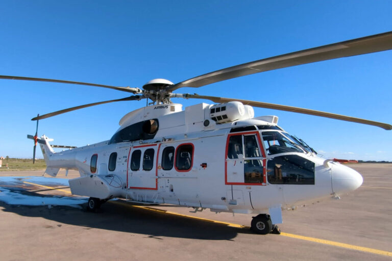 Hélicoptère Airbus H225 stationné sur un tarmac