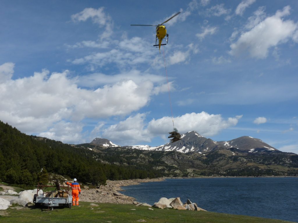 Hélicoptère AS350 en vol montagne