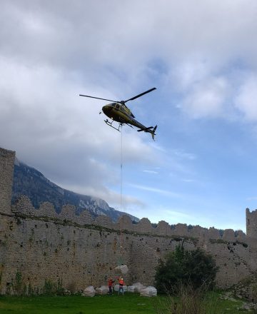 Transport de charges au château de Puilaurens