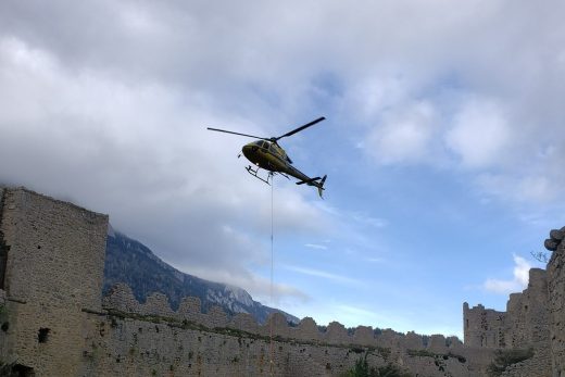 Transport de charges au château de Puilaurens