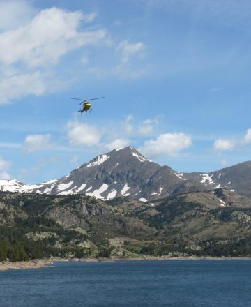 Hélicoptère AS350 en héliportage au Lac des Bouillouses