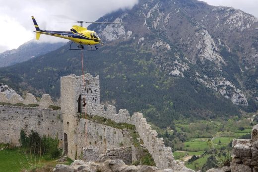 AS350 Helicat en élingage au-dessus des remparts de Puilaurens